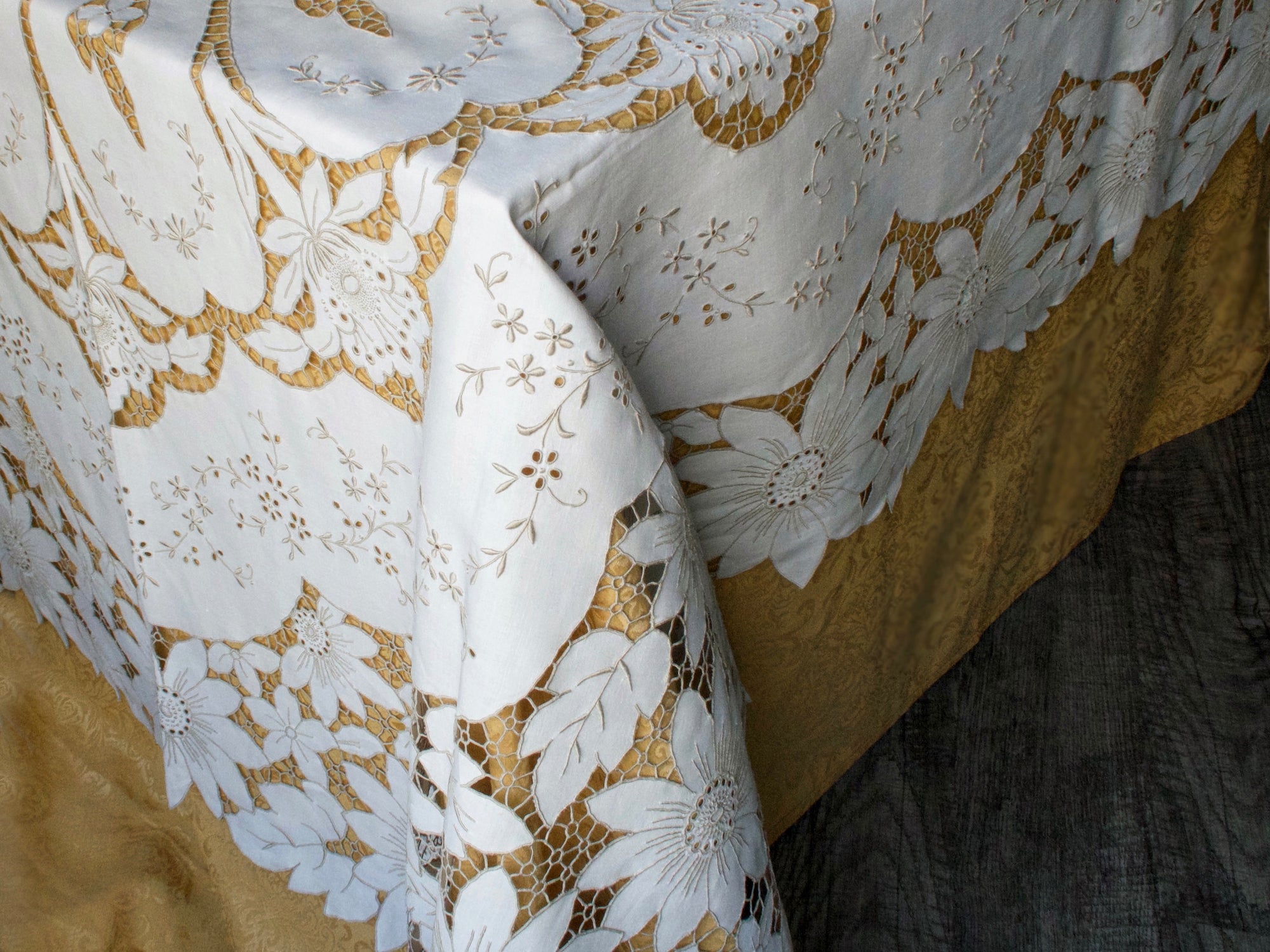 Daisies & More Vintage Madeira Linen Tablecloth & 12 Napkins 66 x104"