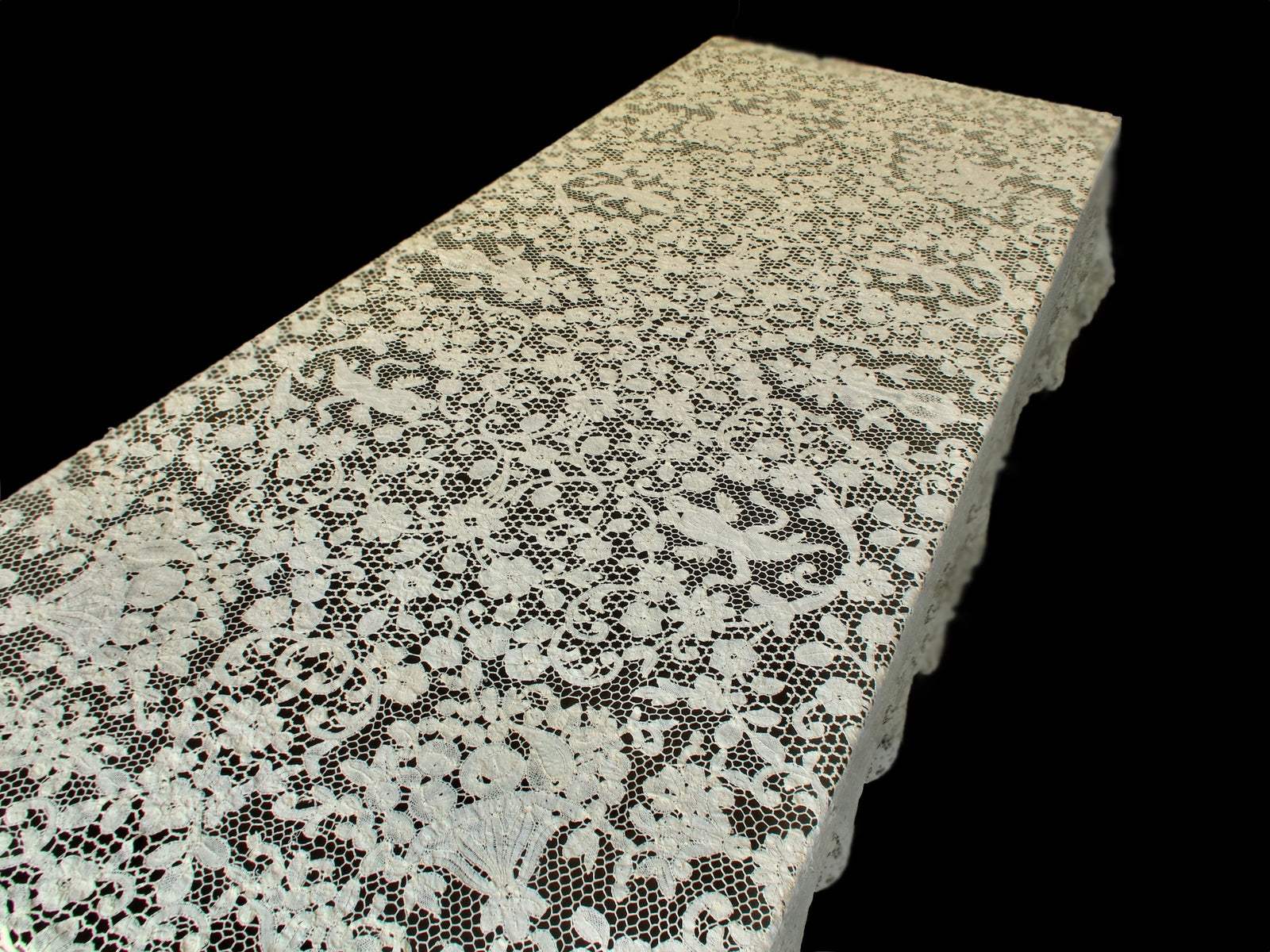 Cherubs, Fruits & Flowers Vintage Handmade Bobbin Lace Tablecloth 74x110"