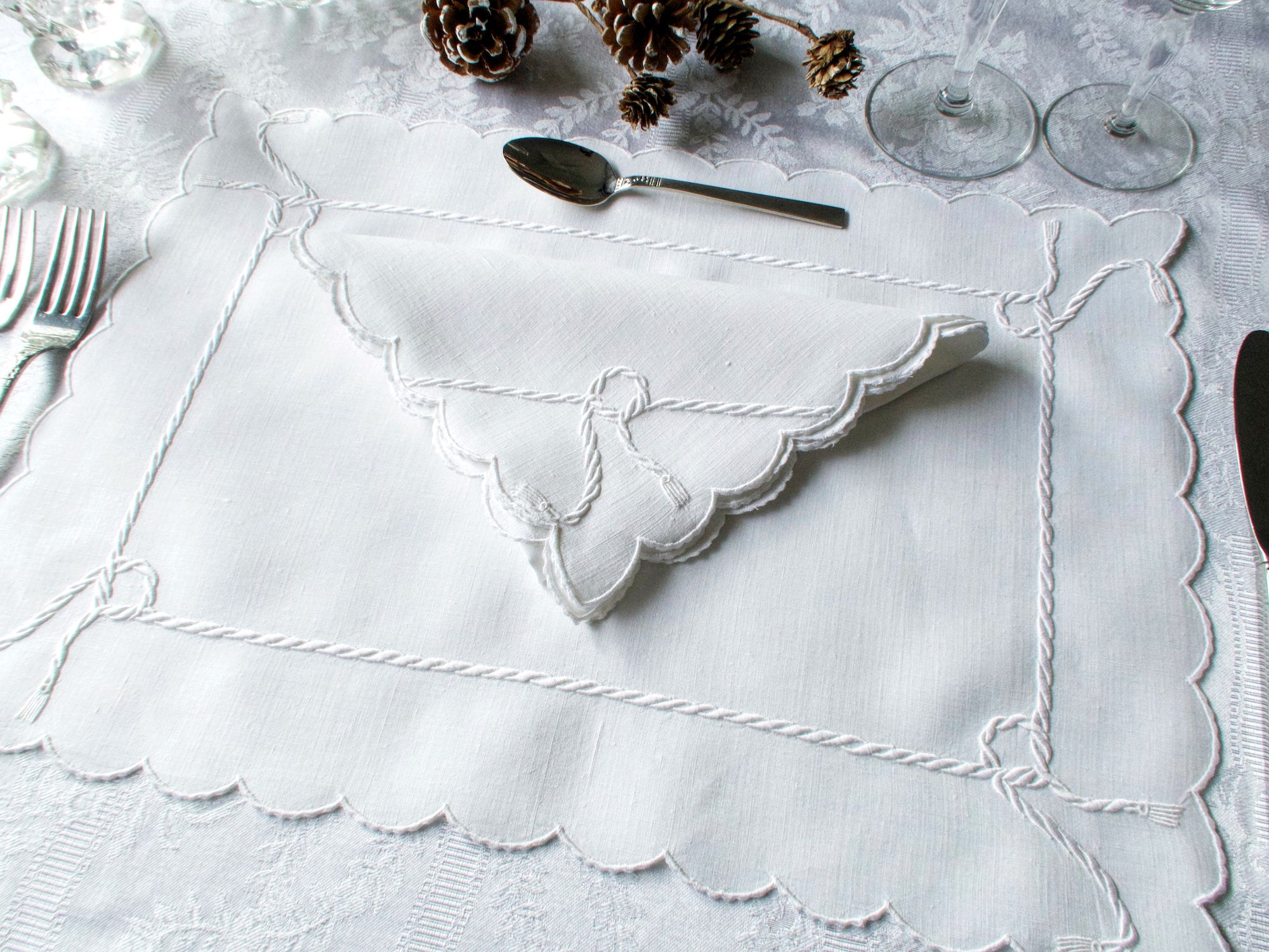 Cord & Tassel Vintage Madeira 12pc Placemat Set for 6