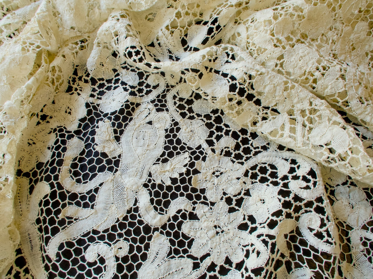 Cherubs, Fruits &amp; Flowers Vintage Handmade Bobbin Lace Tablecloth 74x110&quot;