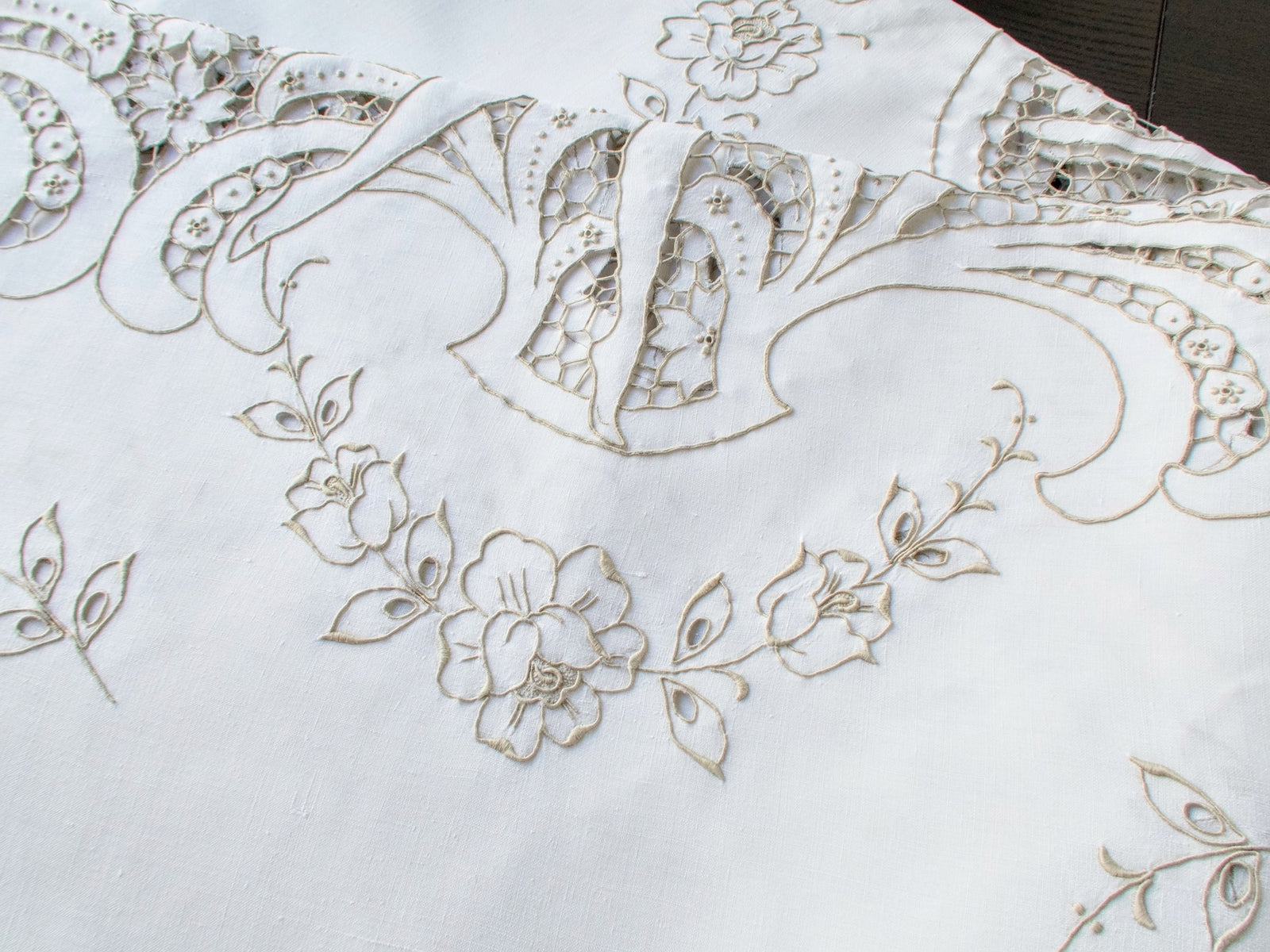 The Ballet Vintage Madeira Tablecloth & 12 Napkins 72x100