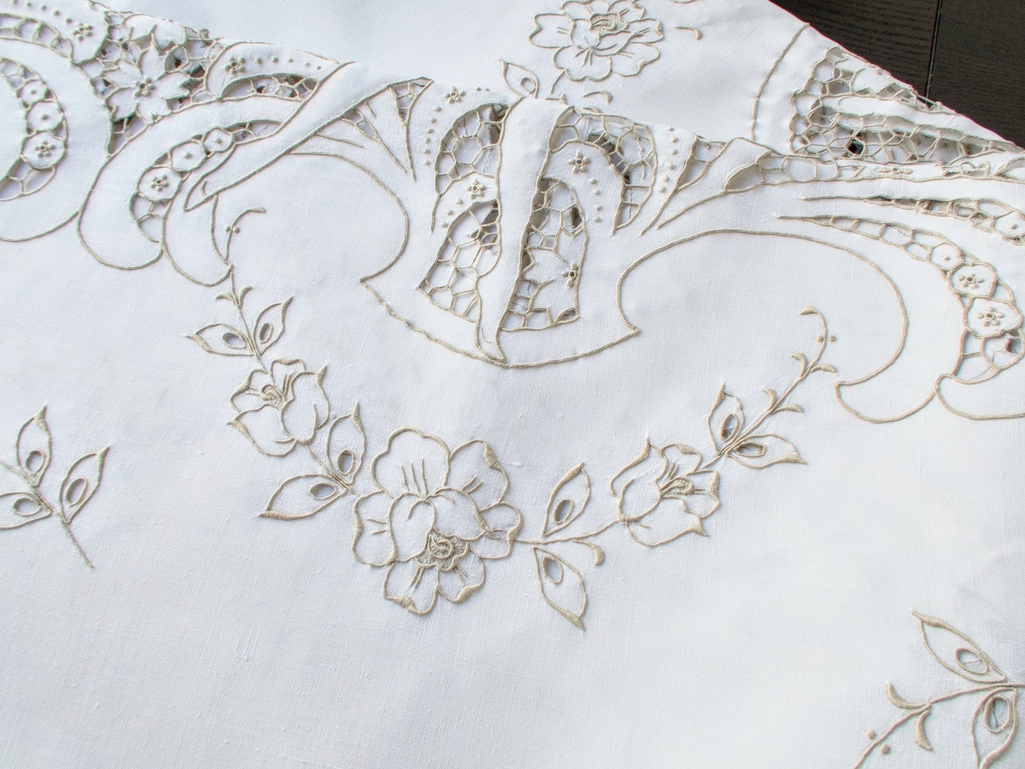 The Ballet Vintage Madeira Tablecloth & 12 Napkins 72x100