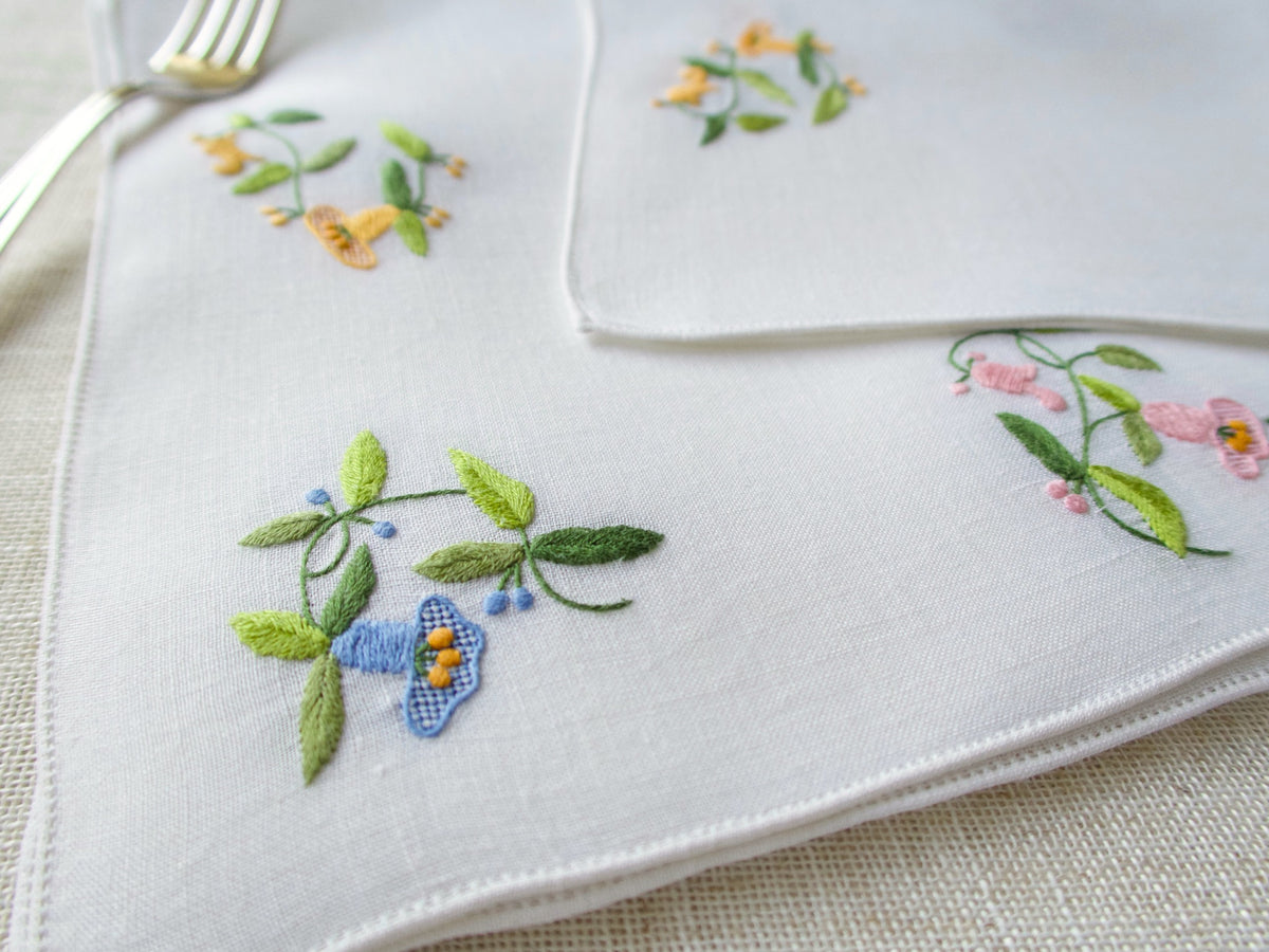 Pretty Florals Vintage Italian 8 Placemats &amp; Runner