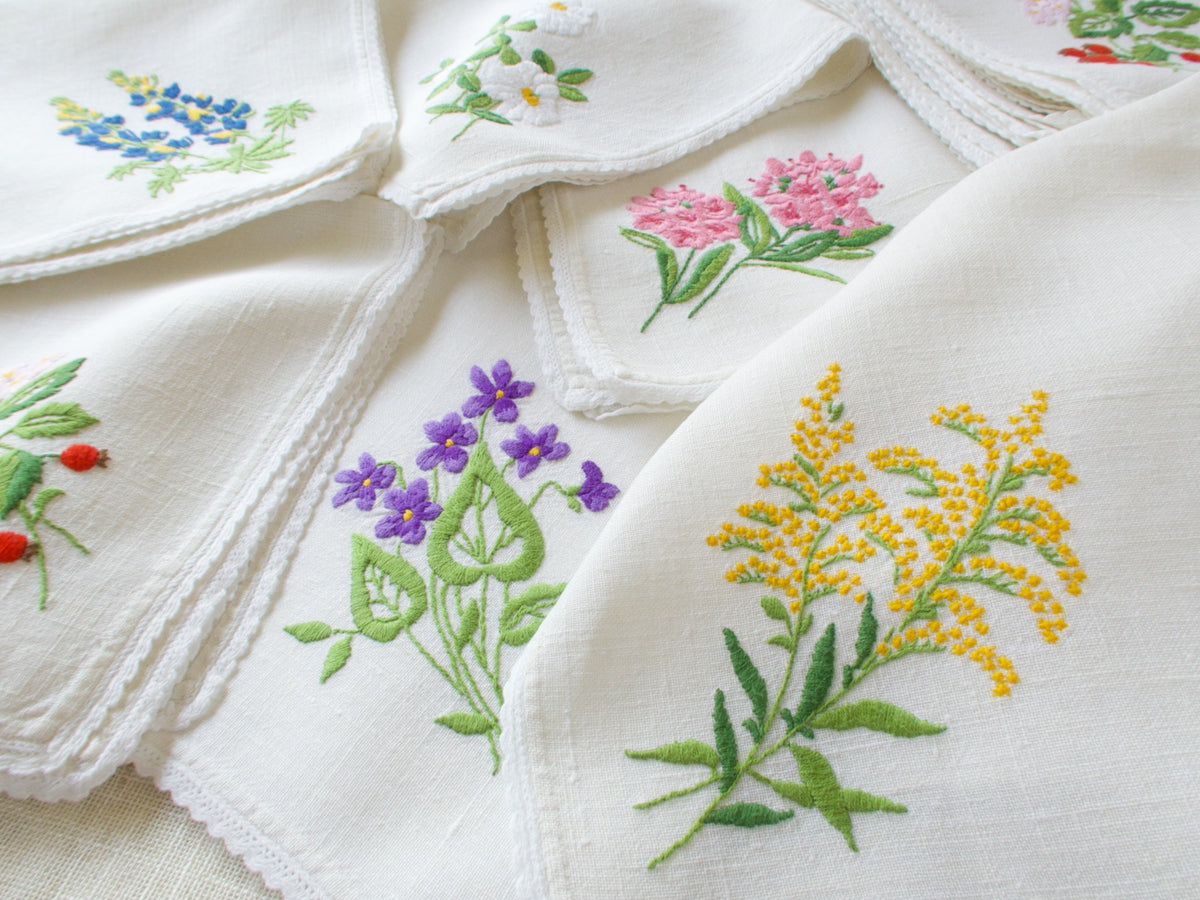 Cheery &amp; Charming Flowers Vintage Linen Table Napkins, Set of 12