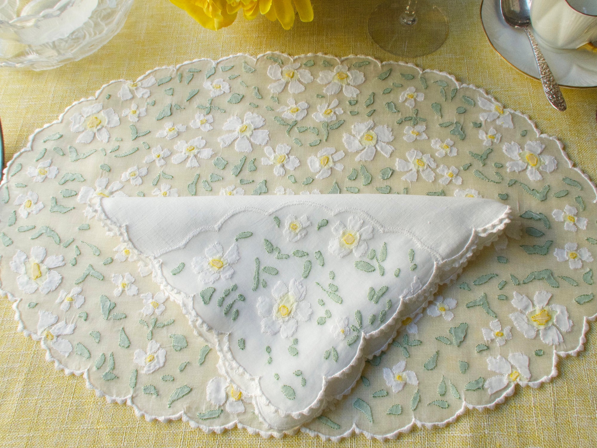 Daisies Vintage Madeira Organdy 16pc Oval Placemat Set for 8