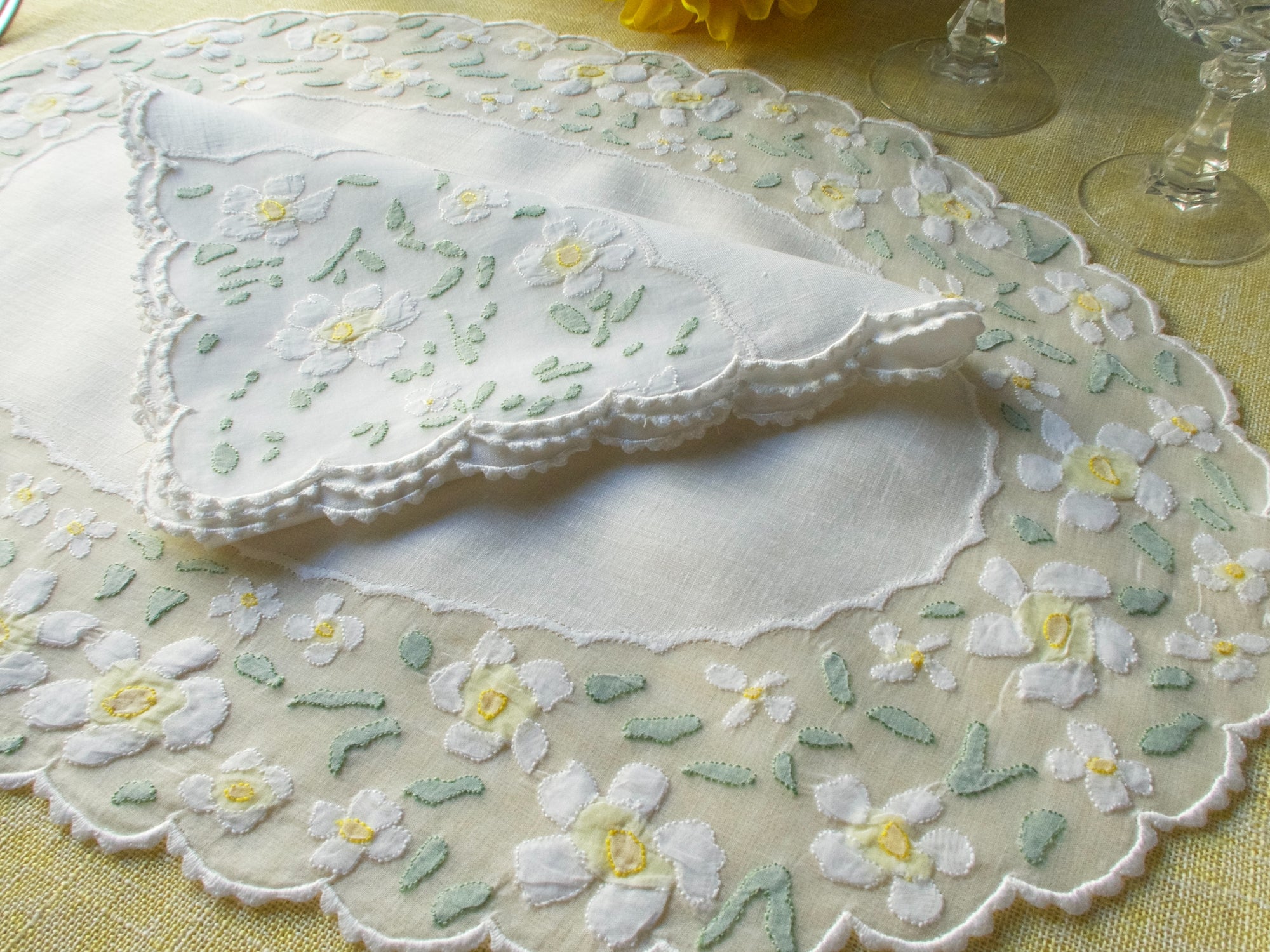 Daisies Vintage Madeira 16pc Oval Placemat Set for 8
