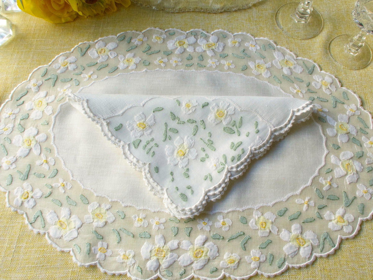 Daisies Vintage Madeira 16pc Oval Placemat Set for 8