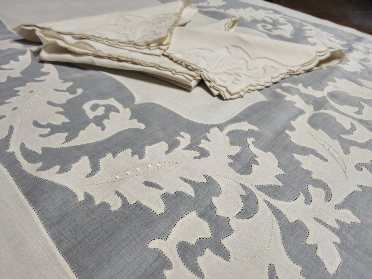 Acanthus Leaves Vintage Madeira Tablecloth &amp; 12 Napkins - 68&quot; x 106&quot;