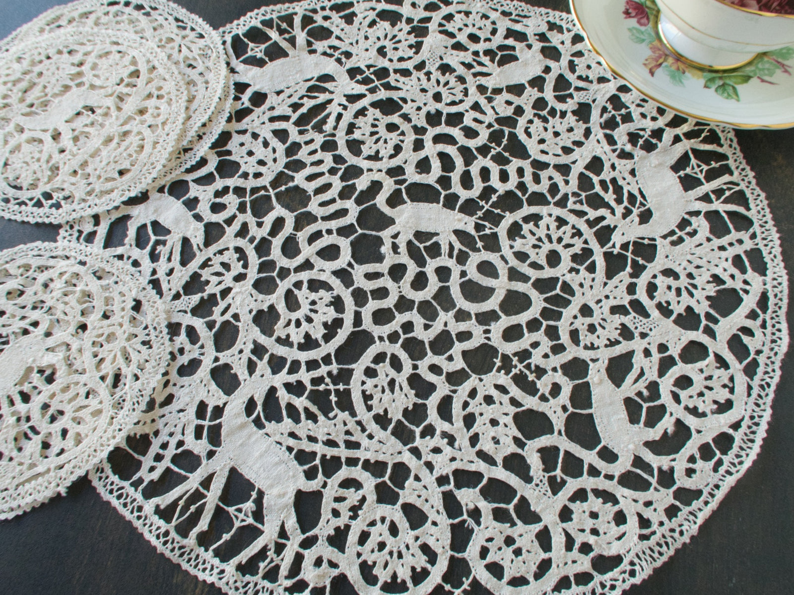 Deer & Creatures 6 Lace Cocktail Rounds with Centerpiece