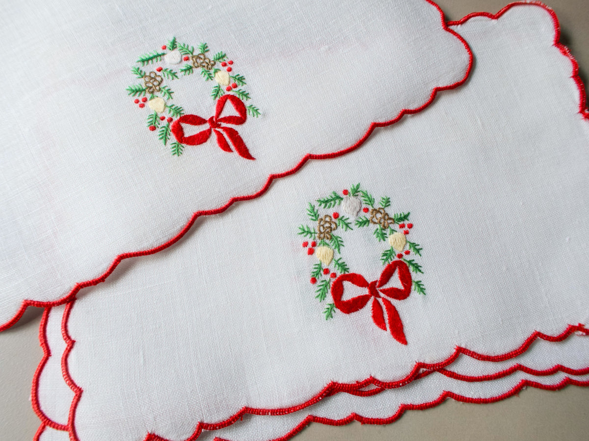 Red Bow &amp; Holiday Wreath Vintage Linen Cocktail Napkins, Set of 8