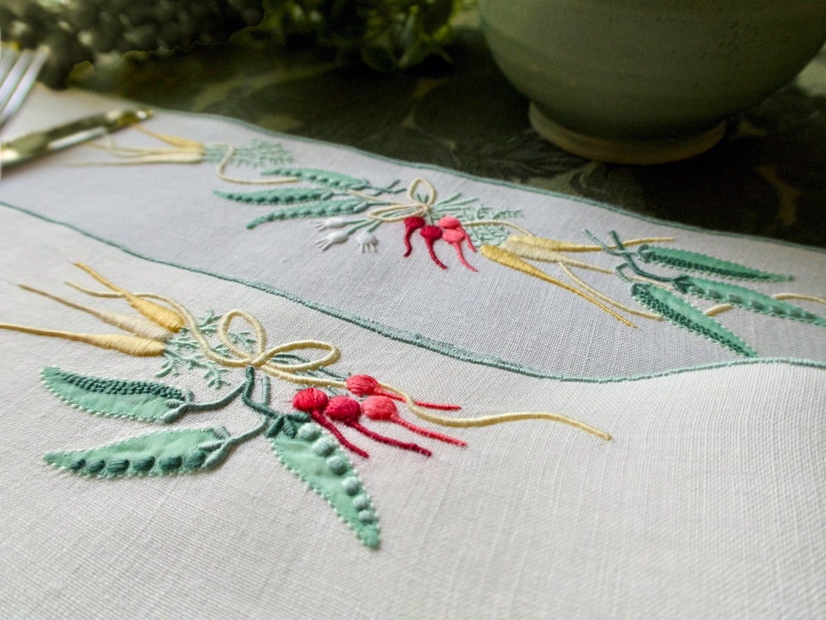 &quot;Carrots and Peas&quot; Vintage Marghab Linen 16pc Placemat Set for 8