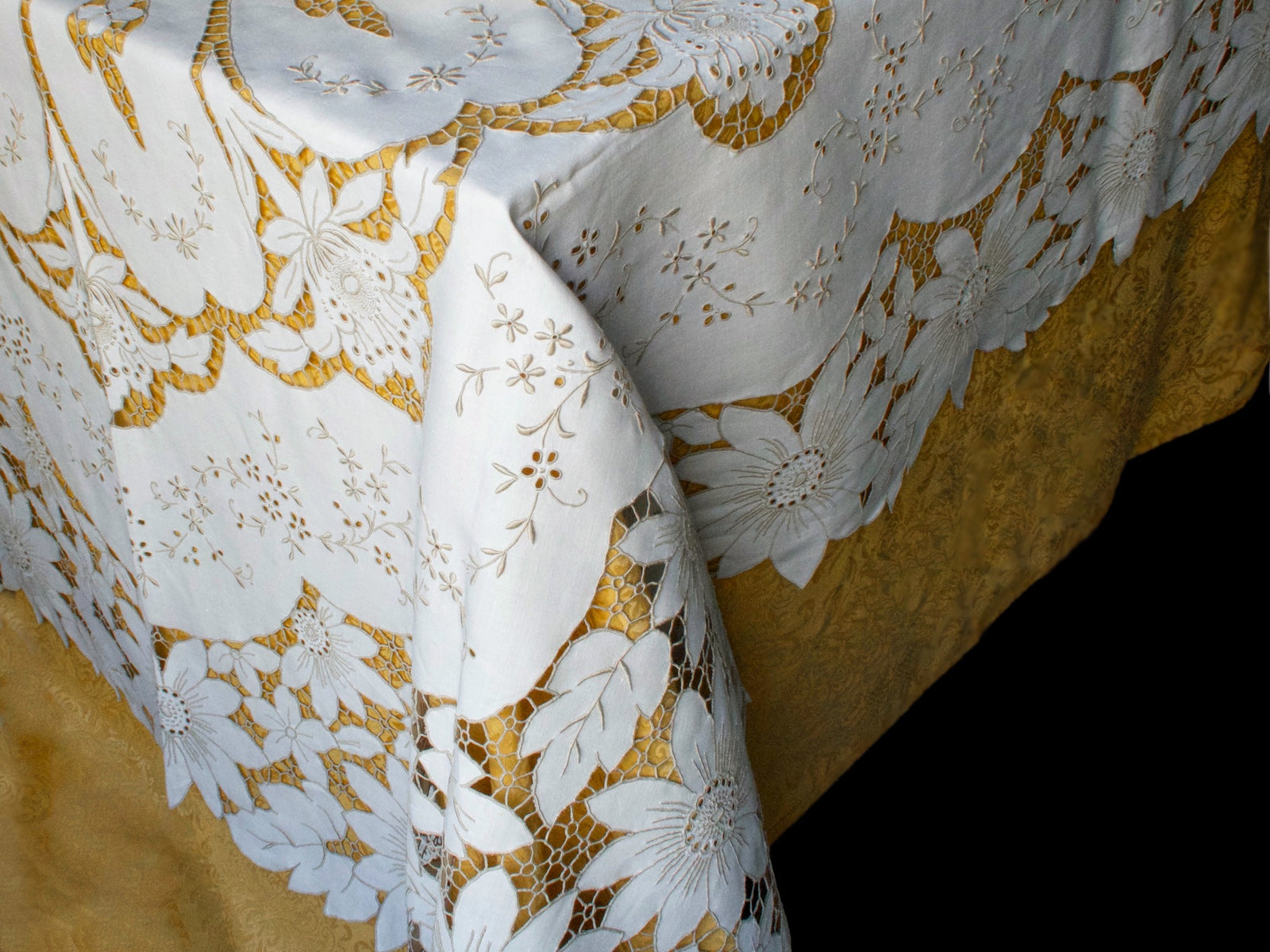 Daisies & More Vintage Madeira Linen Tablecloth & 12 Napkins 66 x104"