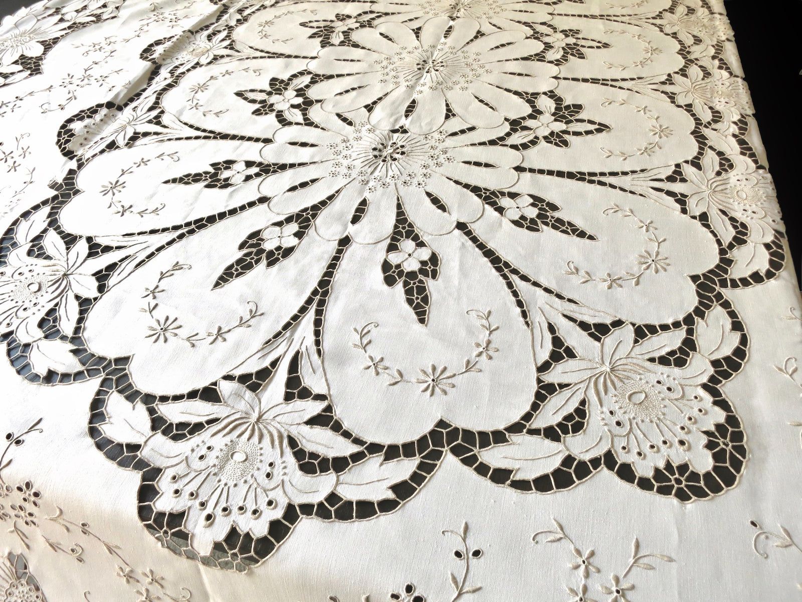 Daisies & More Vintage Madeira Linen Tablecloth & 12 Napkins 66 x104"