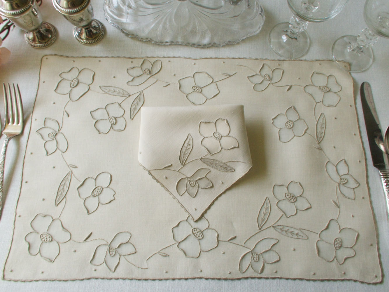 Elegant Flowers Vintage Madeira 8pc Placemat Set for 4