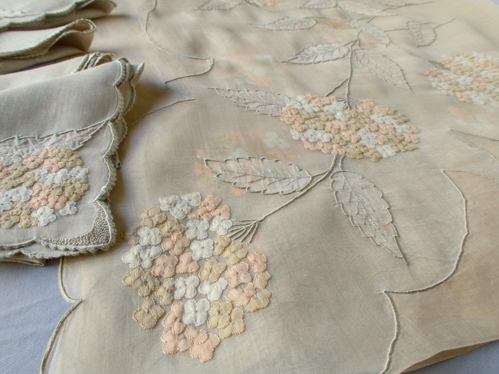 "Hydrangea" Vintage Marghab Organdy 44" Tablecloth, 6 Napkins