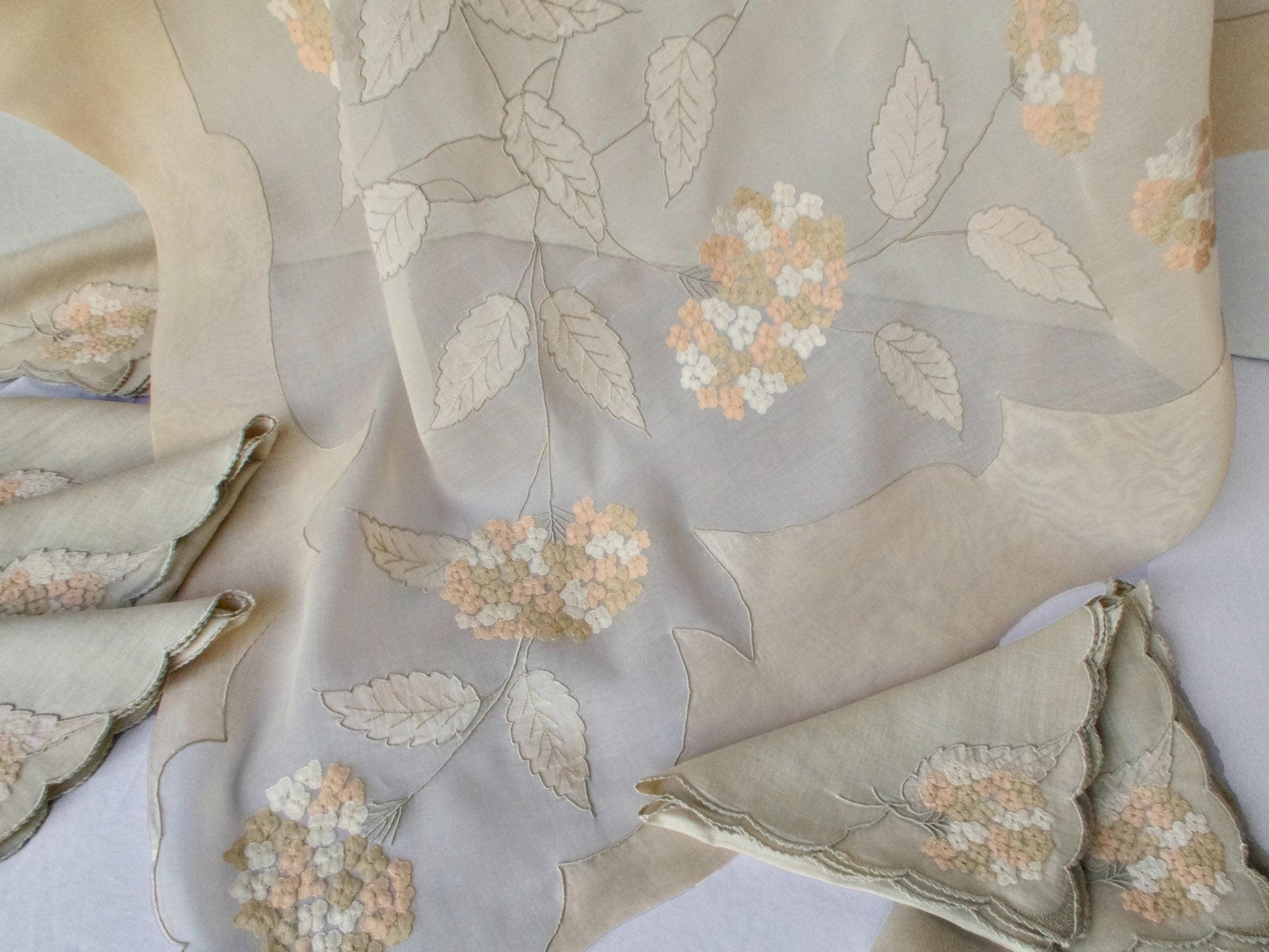 "Hydrangea" Vintage Marghab Organdy 44" Tablecloth, 6 Napkins