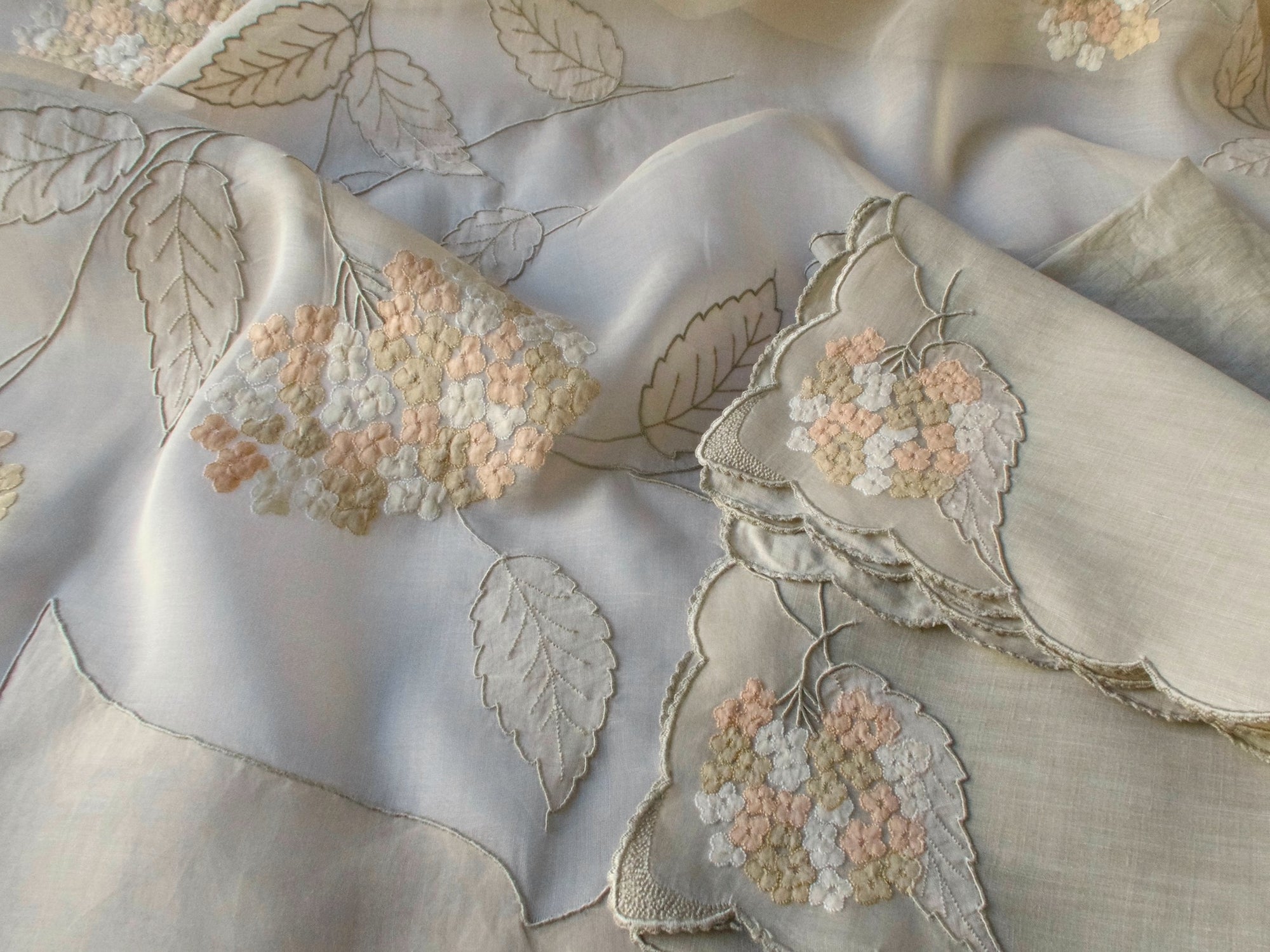 "Hydrangea" Vintage Marghab Organdy 44" Tablecloth, 6 Napkins