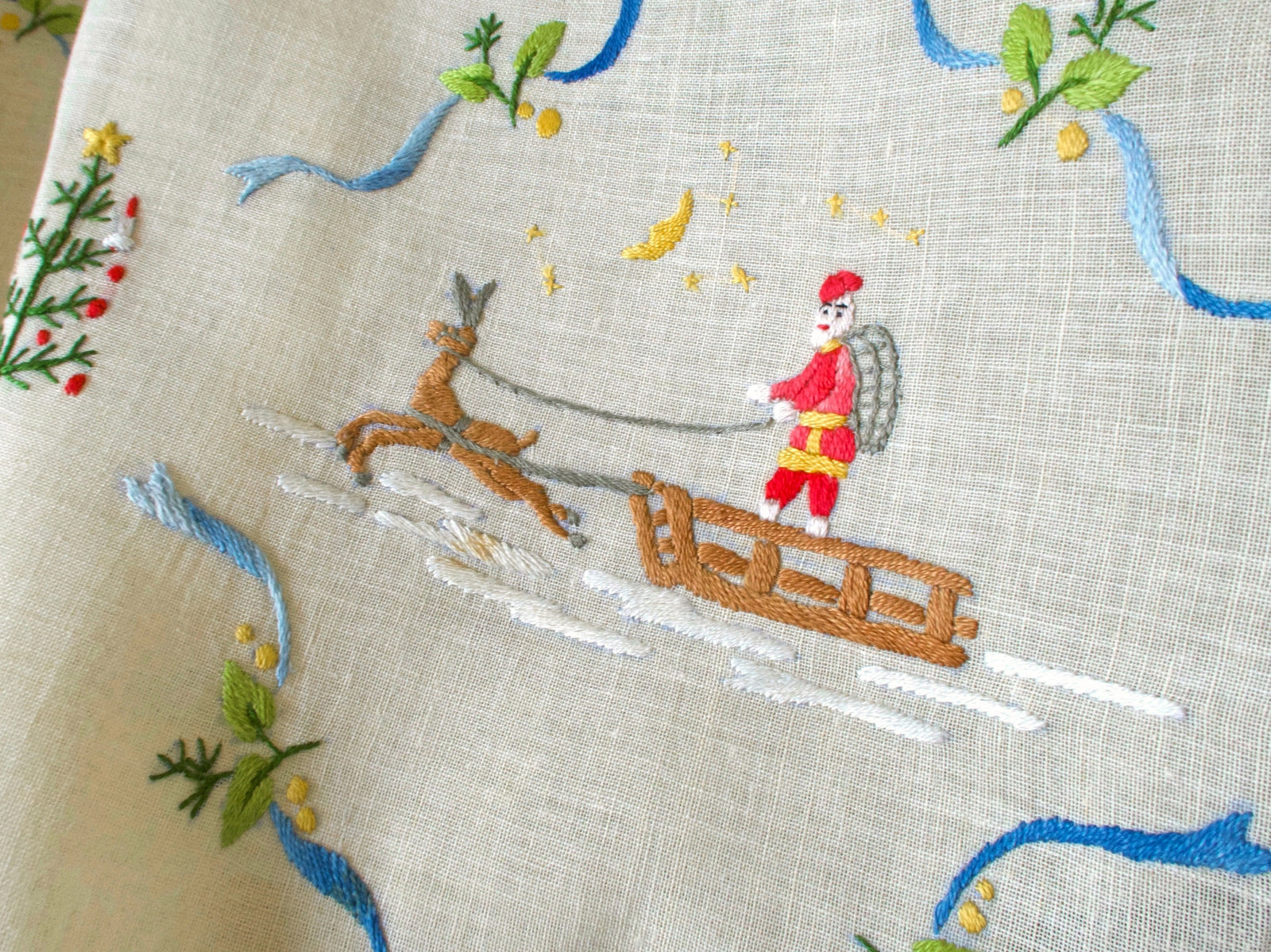 Italian Figural Christmas Linen Tablecloth & 12 Napkins 68x106”