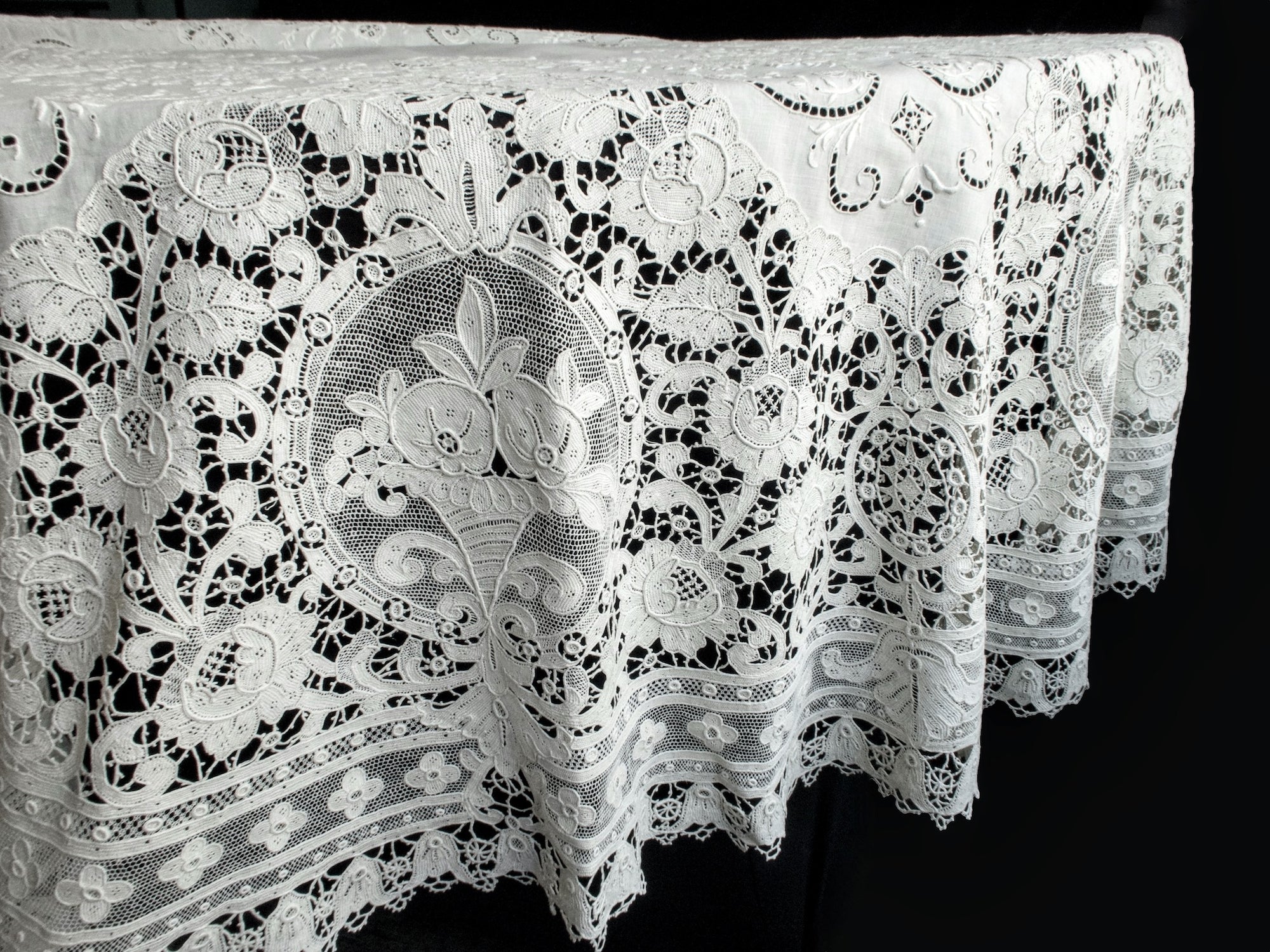 Italian Lace & Linen Vintage Round Tablecloth 68"