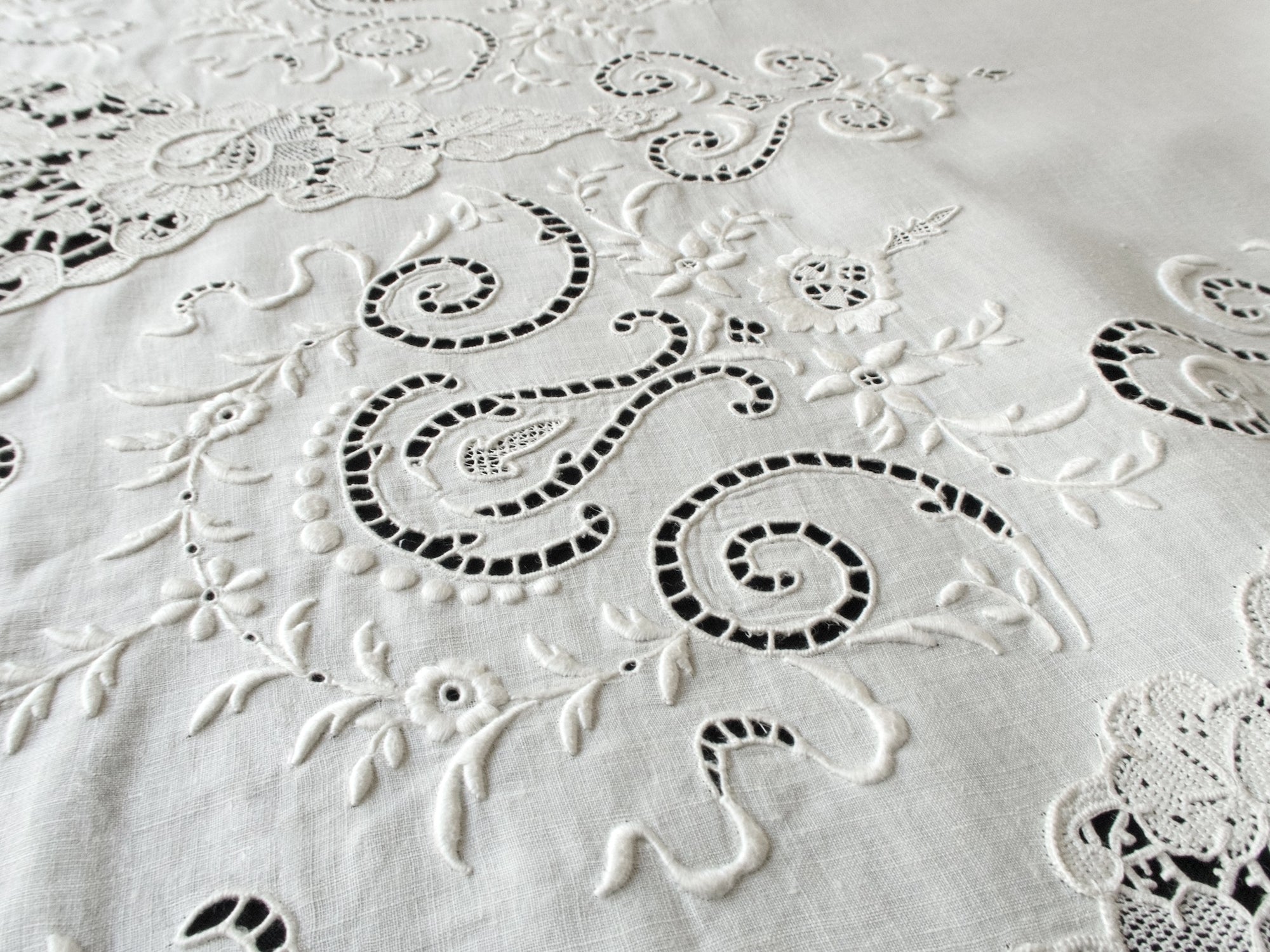 Italian Lace & Linen Vintage Round Tablecloth 68"