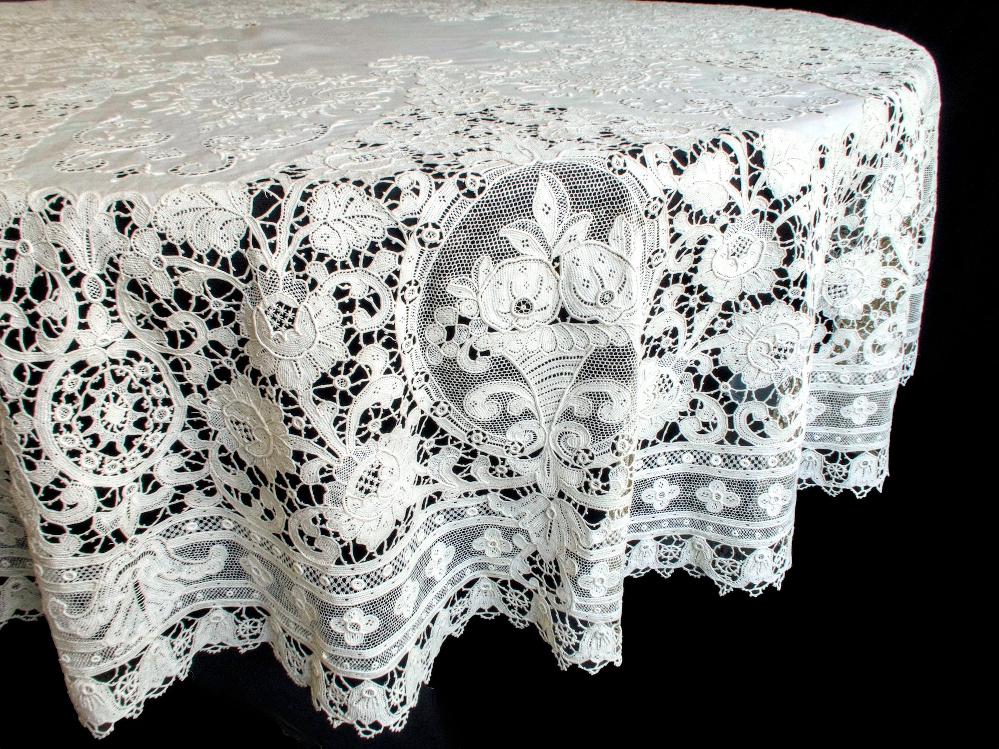 Italian Lace & Linen Vintage Round Tablecloth 68"
