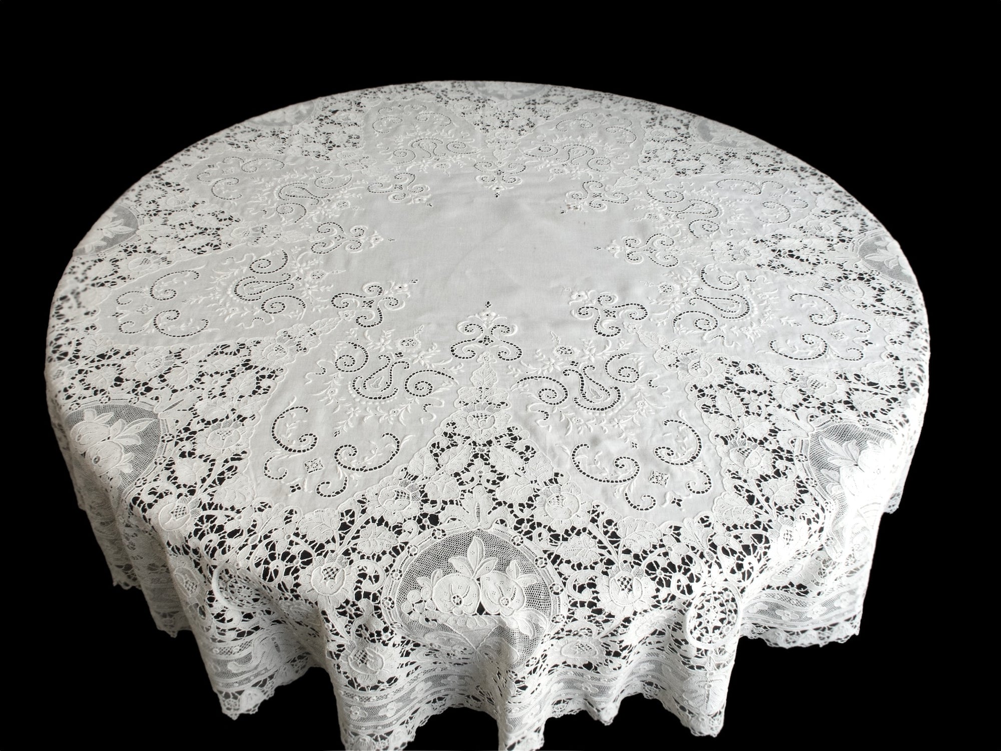 Italian Lace & Linen Vintage Round Tablecloth 68"