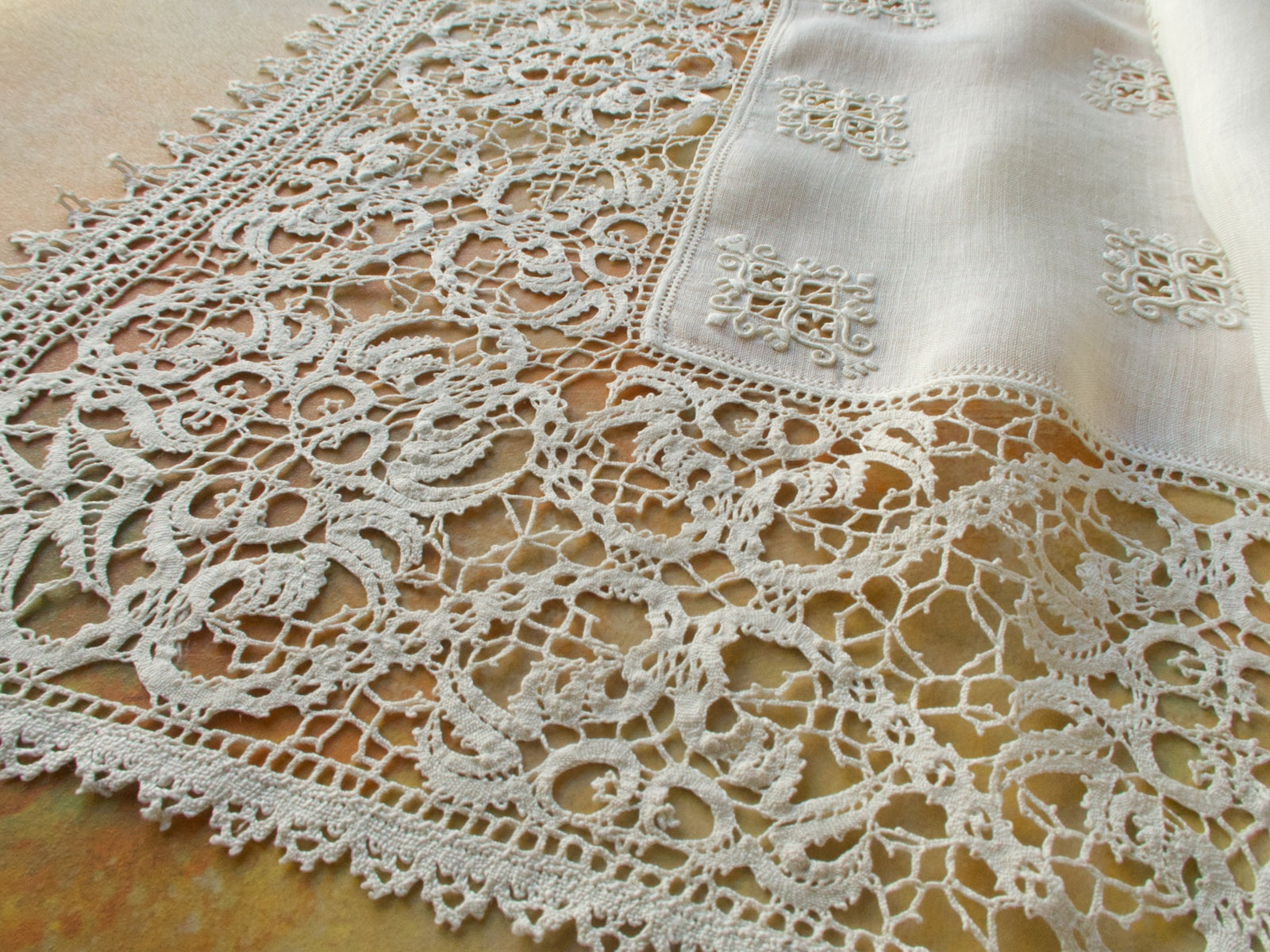 Exquisite Linen & Lace Vintage Italian Table Runner 17x50