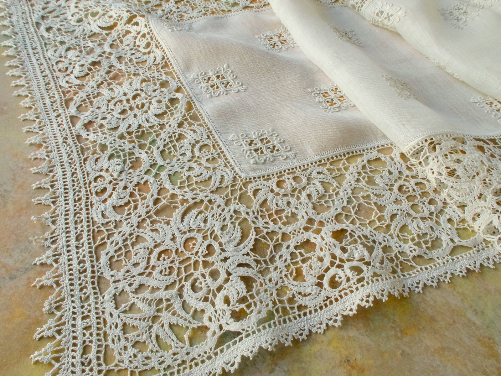 Exquisite Linen & Lace Vintage Italian Table Runner 17x50