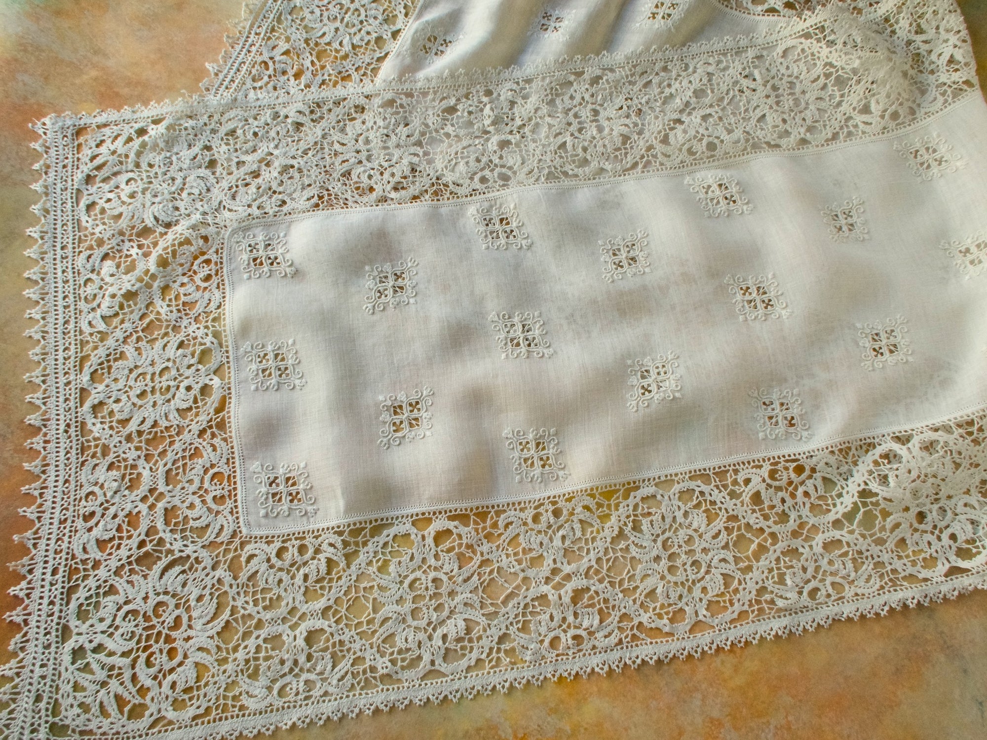 Exquisite Linen & Lace Vintage Italian Table Runner 17x50
