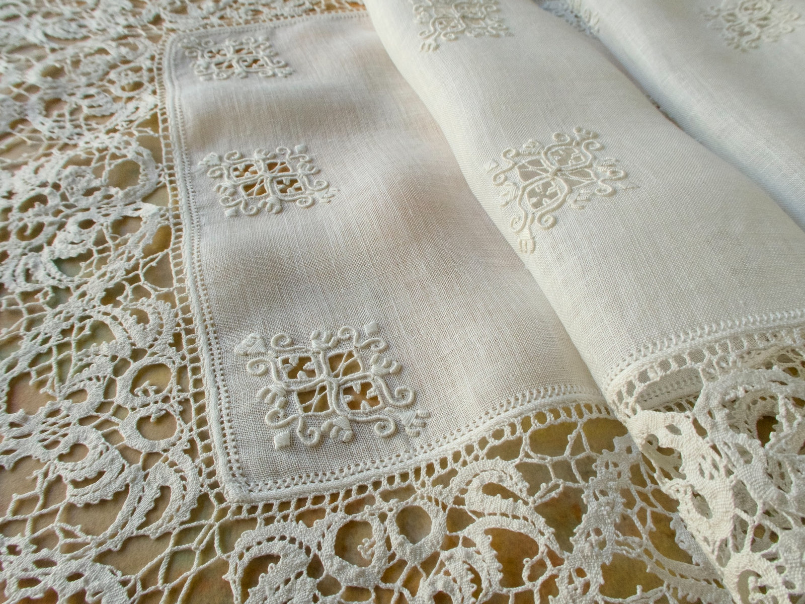 Exquisite Linen & Lace Vintage Italian Table Runner 17x50