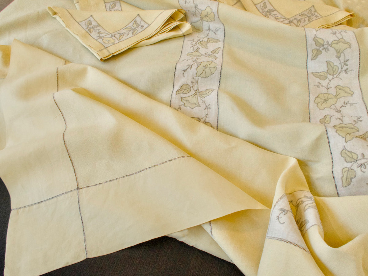 &quot;Morning Glory&quot; Vintage Marghab Tablecloth &amp; 12 Napkins - 70&quot; x 106&quot;