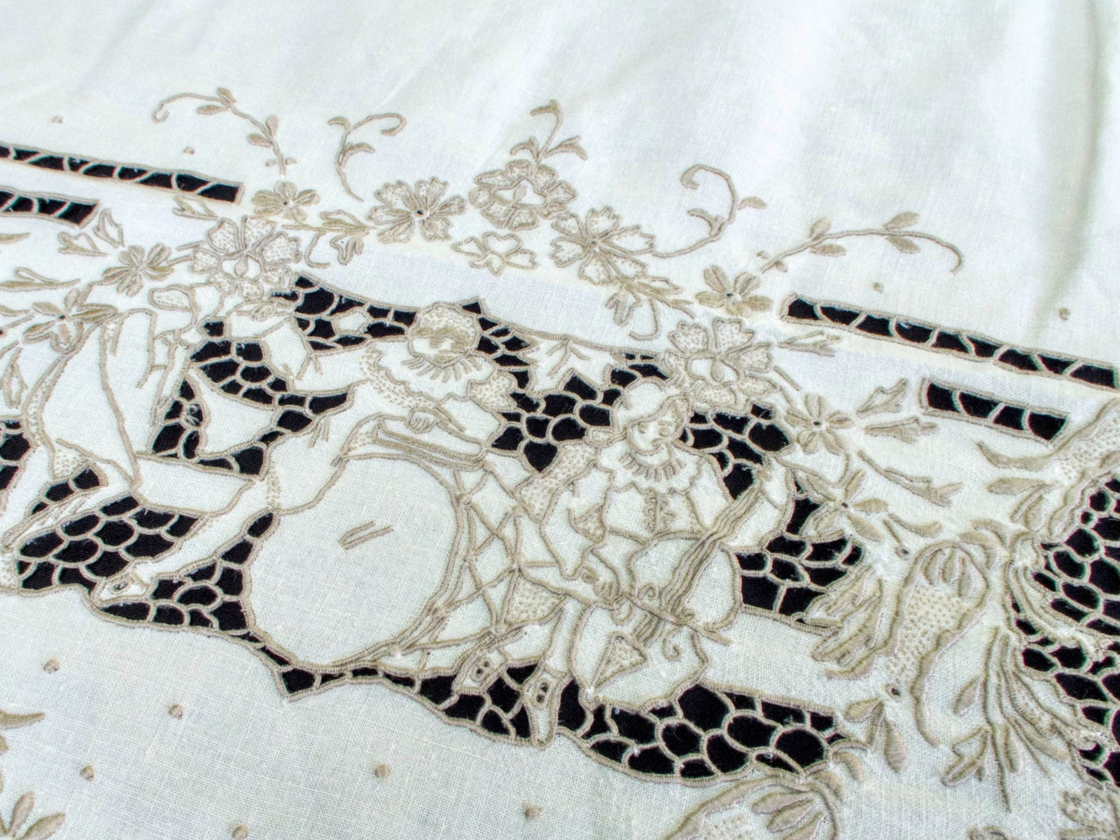 Pagliacci Opera Vintage Madeira Tablecloth 68x120, 12 Napkins