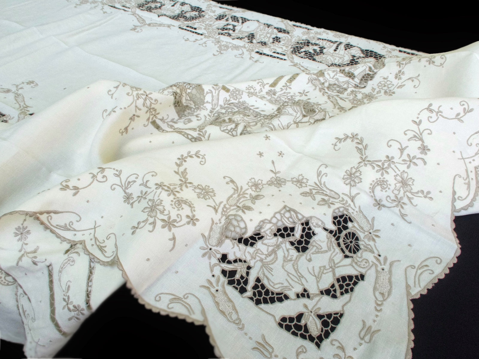 Pagliacci Opera Vintage Madeira Tablecloth 68x120, 12 Napkins