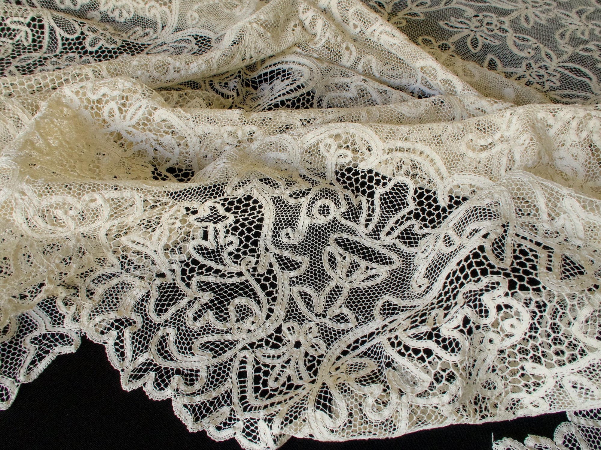 Dramatic Vintage Renaissance Lace Tablecloth 70x140"