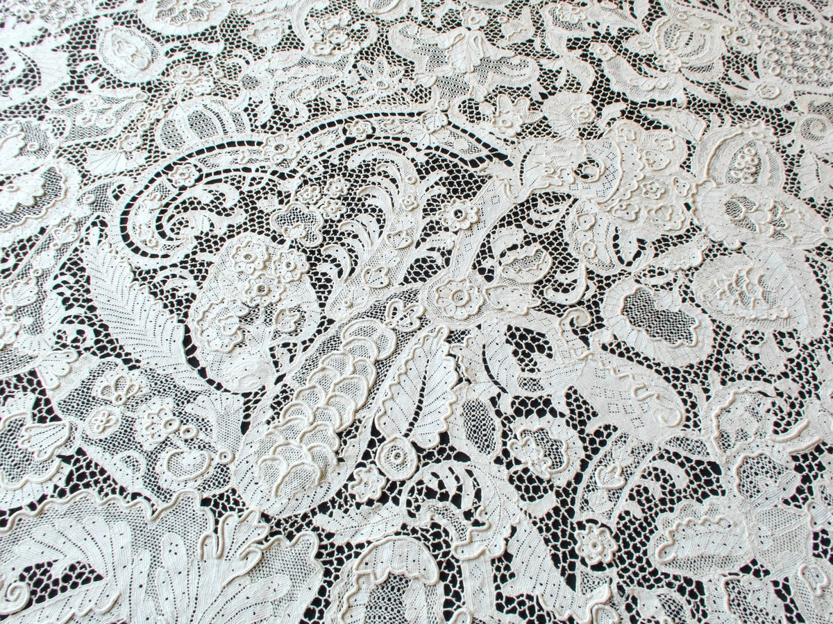 Superb Antique Italian Point Venise Round Tablecloth 66&quot;