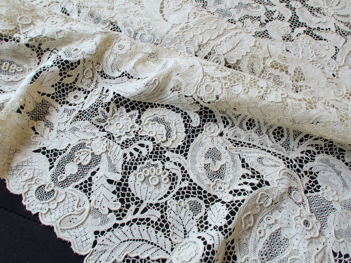 Superb Antique Italian Point Venise Round Tablecloth 66&quot;