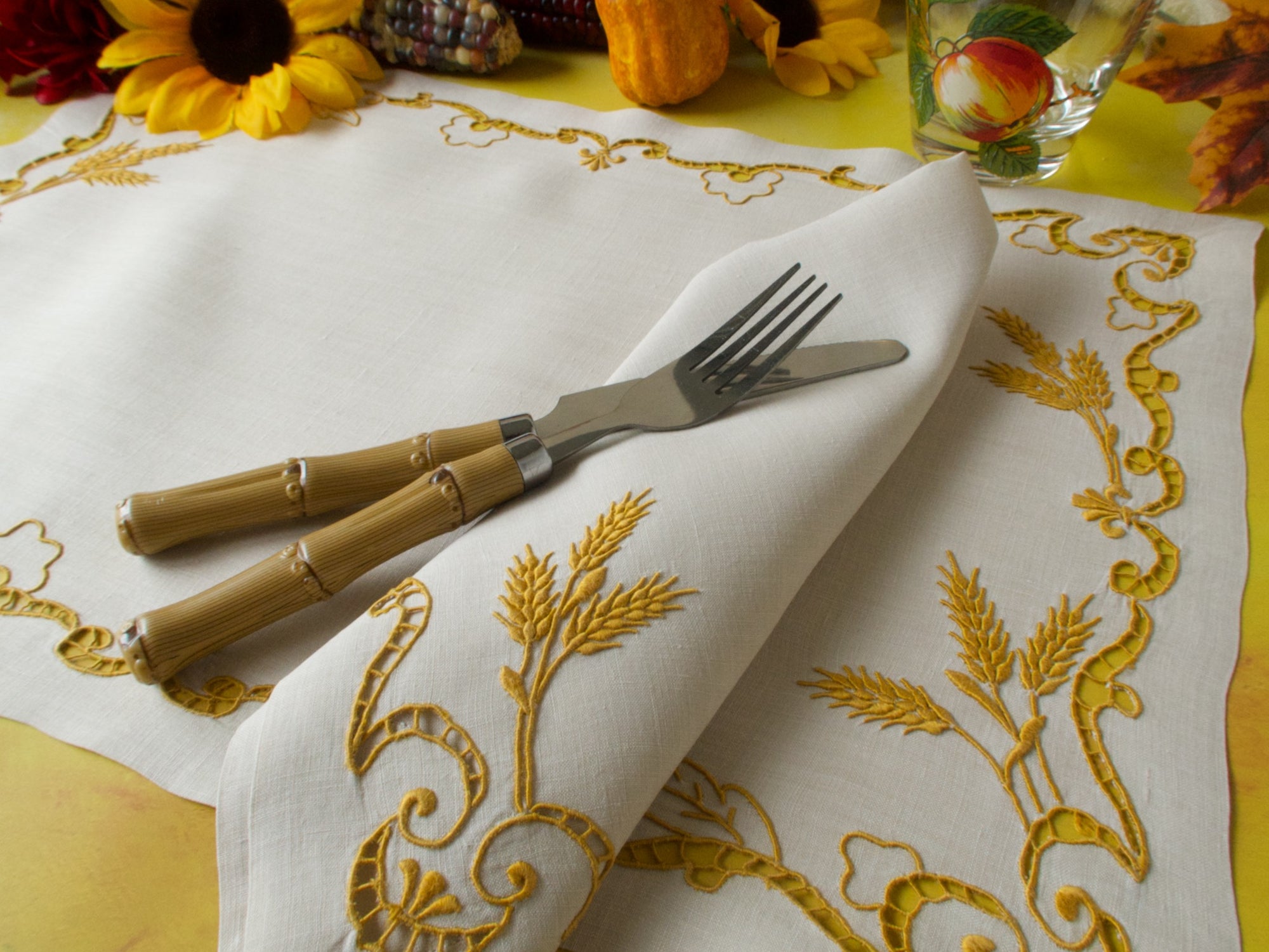 Golden Wheat Vintage Madeira 16pc Linen Placemat Set for 8