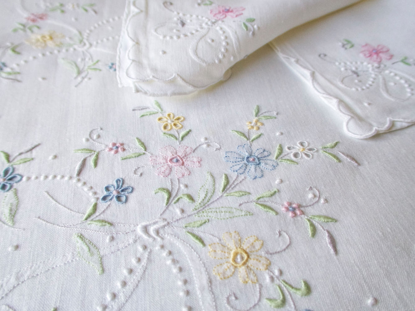 Pastel Florals Vintage Madeira 64x102" Tablecloth & 12 Napkins