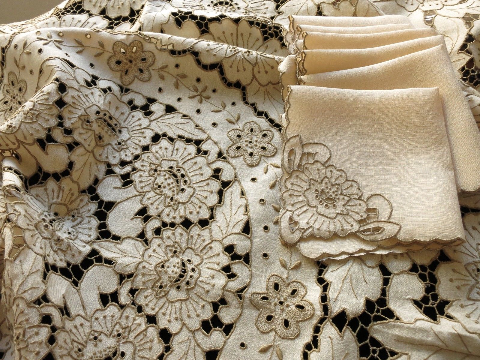 Antique Madeira Embroidery Cutwork 64" Round Tablecloth & 6 Napkins