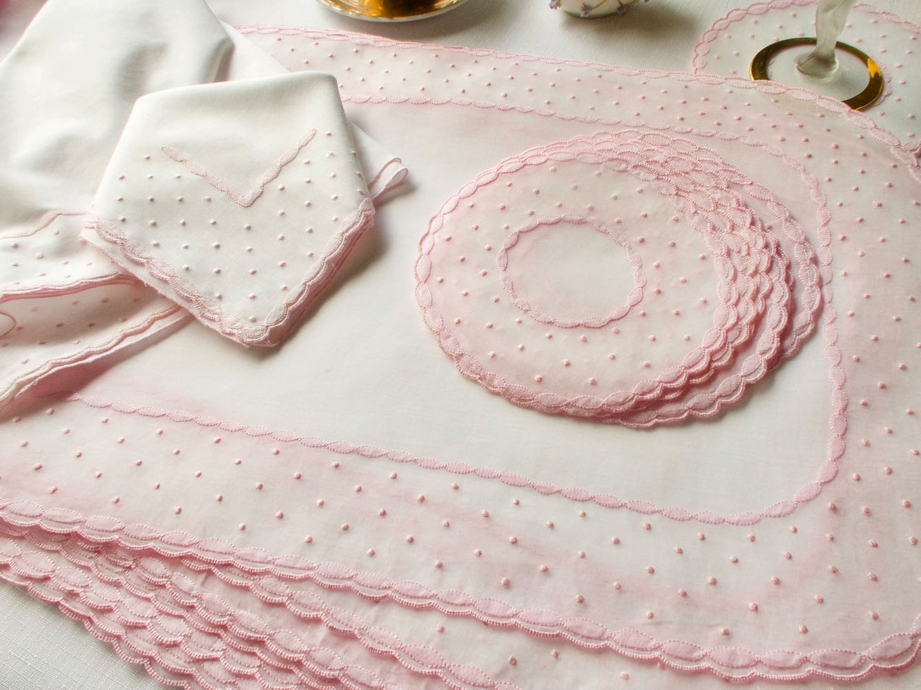 4 Vintage 70s Pink and White Yarn Crochet Placemats W/ 4 Trivet Coasters  Ruffle