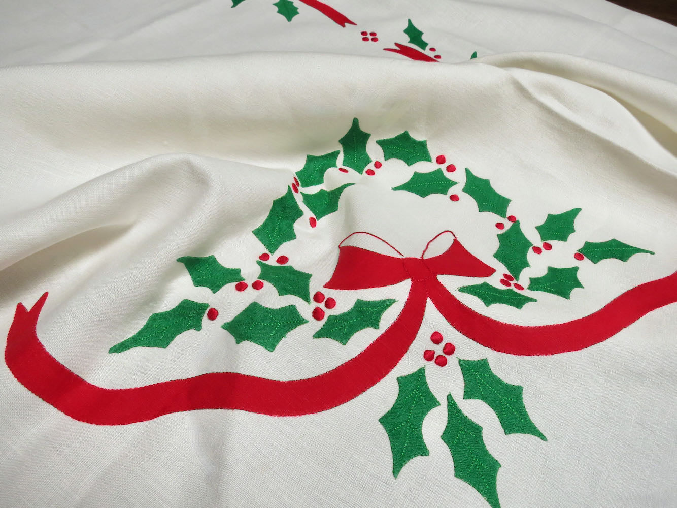 Bows & Holly Vintage Madeira Holiday Linen Tablecloth, 64x100"