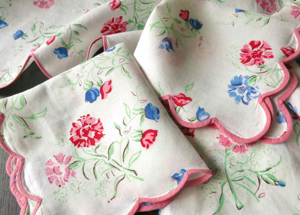 Pretty Vintage D Porthault Fine Vintage Linen Tablecloth & 4 Napkins