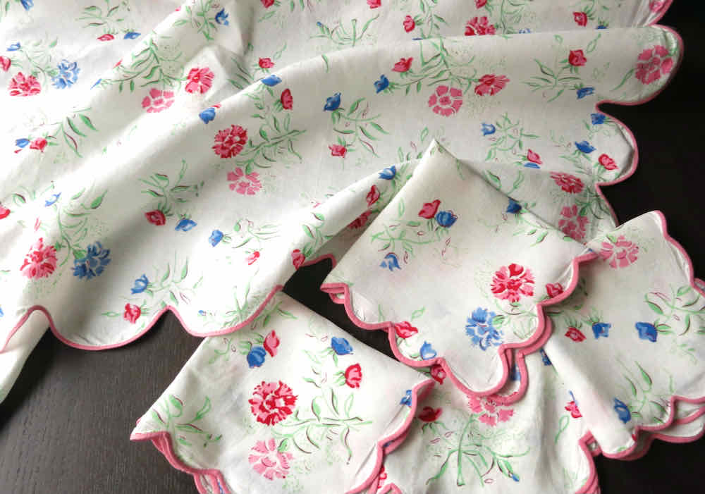 Pretty Vintage D Porthault Fine Vintage Linen Tablecloth &amp; 4 Napkins