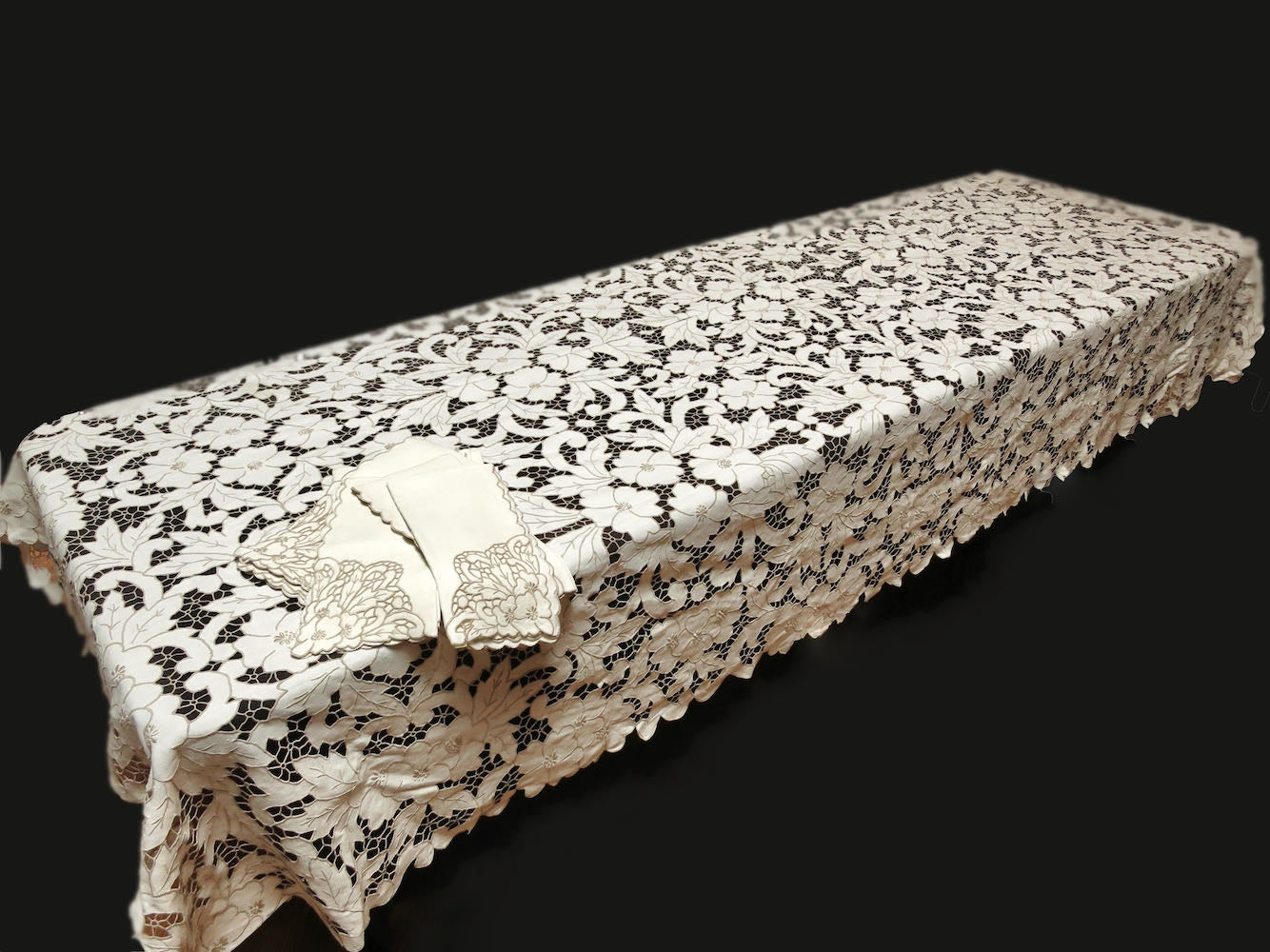 Elaborate Cutwork Vintage Madeira Linen Tablecloth & 12 Napkins, 68x102