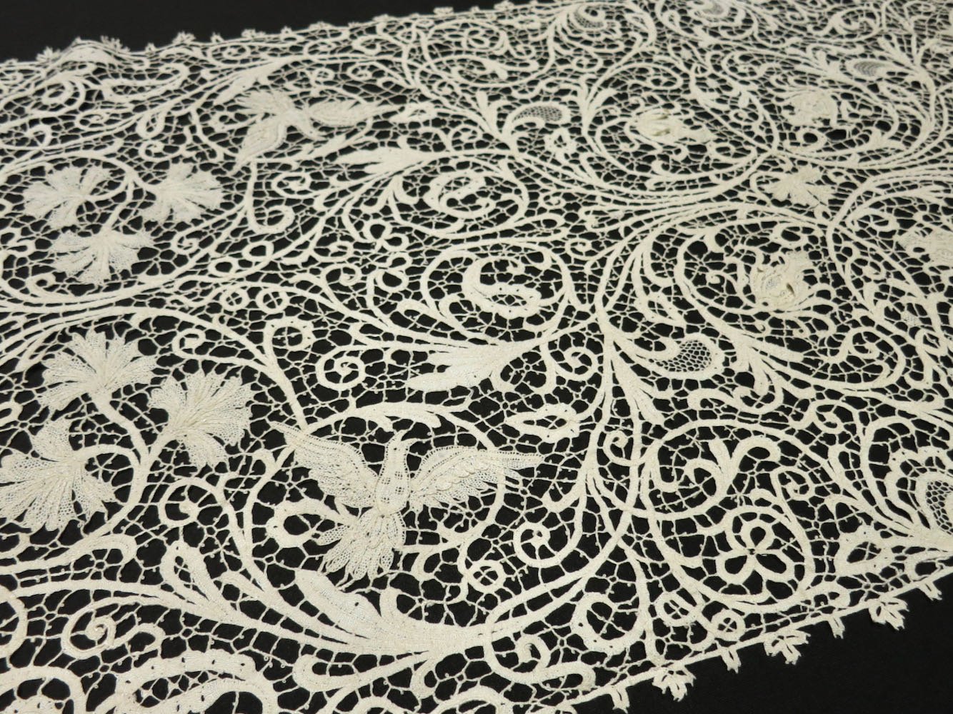 Birds Nest w/ Eggs Antique Italian Lace Table Runner 16x52"