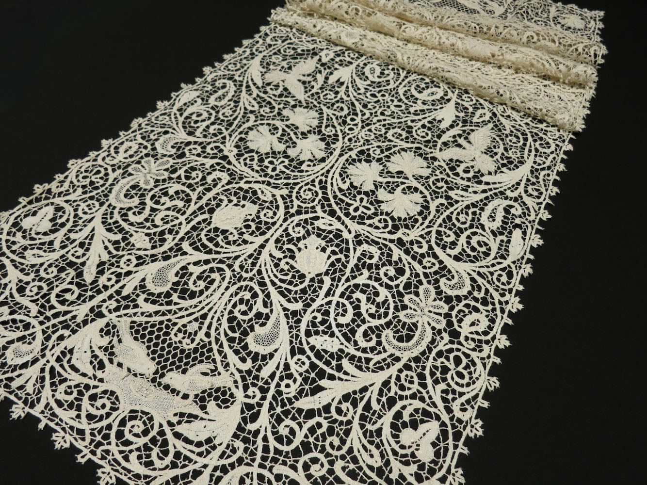 Birds Nest w/ Eggs Antique Italian Lace Table Runner 16x52"