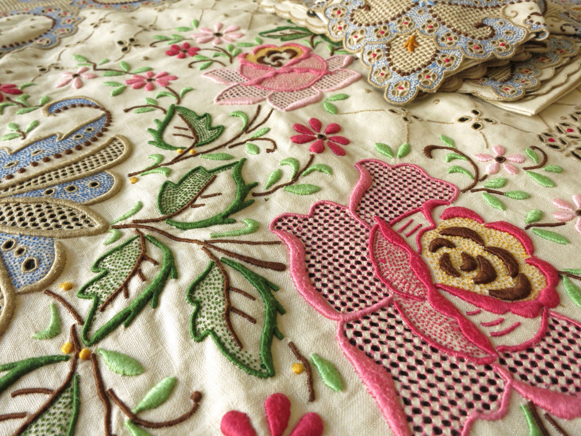 Vibrant Flowers Madeira Embroidered Tablecloth 12 Napkins 64x128"