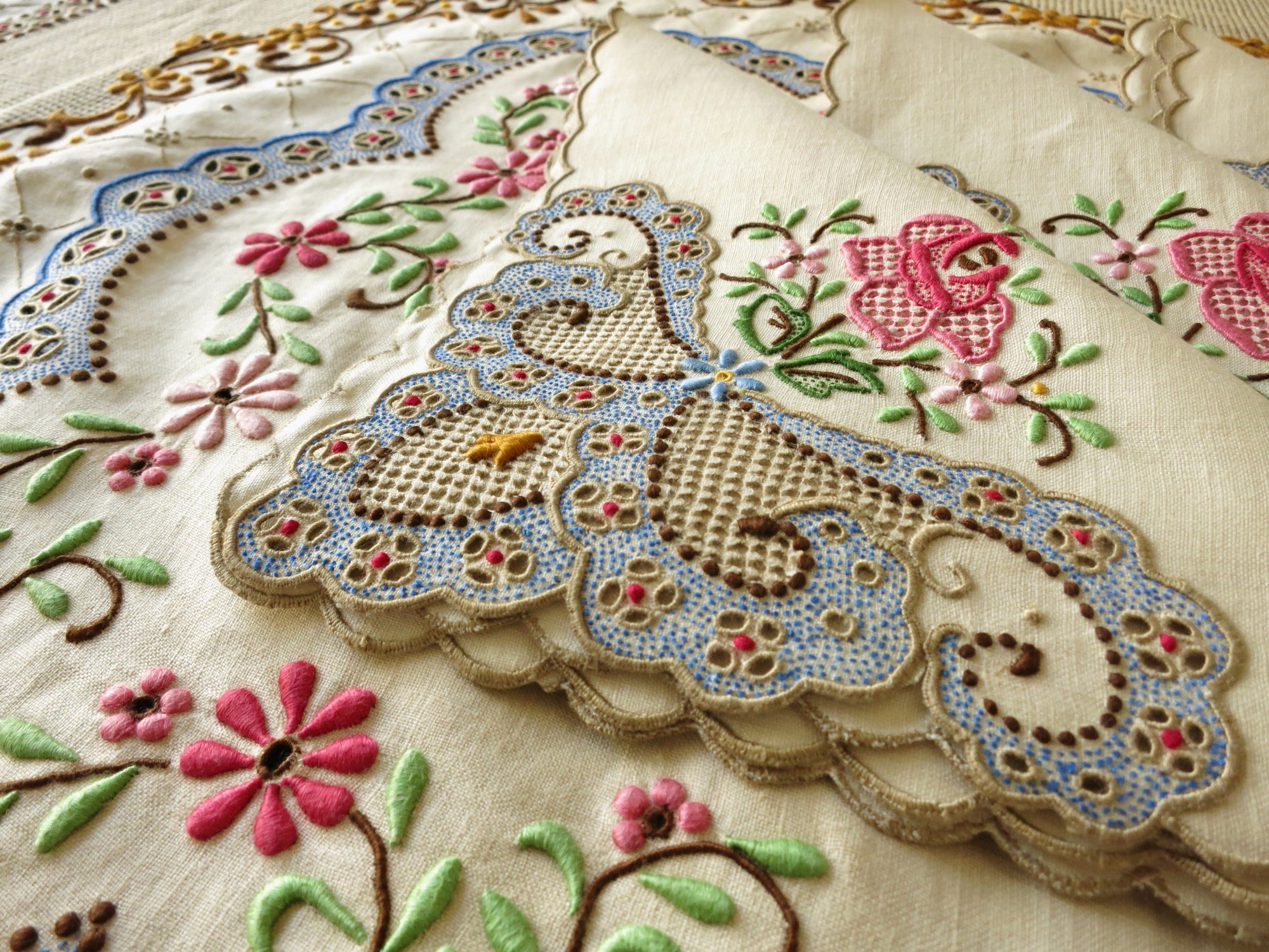 Vibrant Flowers Madeira Embroidered Tablecloth 12 Napkins 64x128"