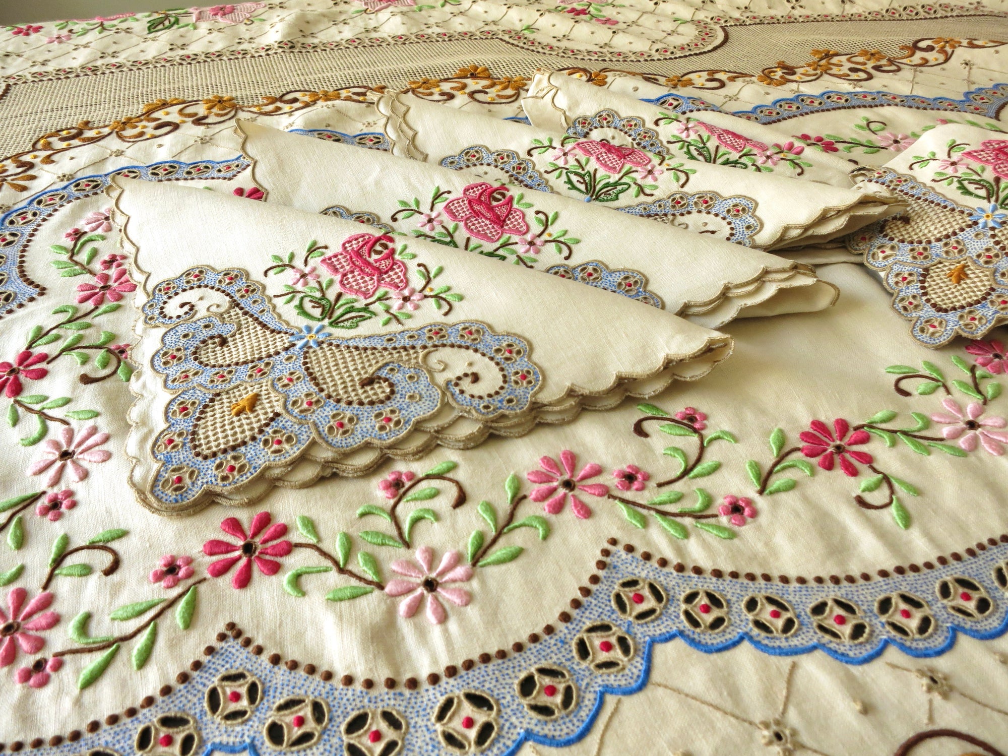 Vibrant Flowers Madeira Embroidered Tablecloth 12 Napkins 64x128"