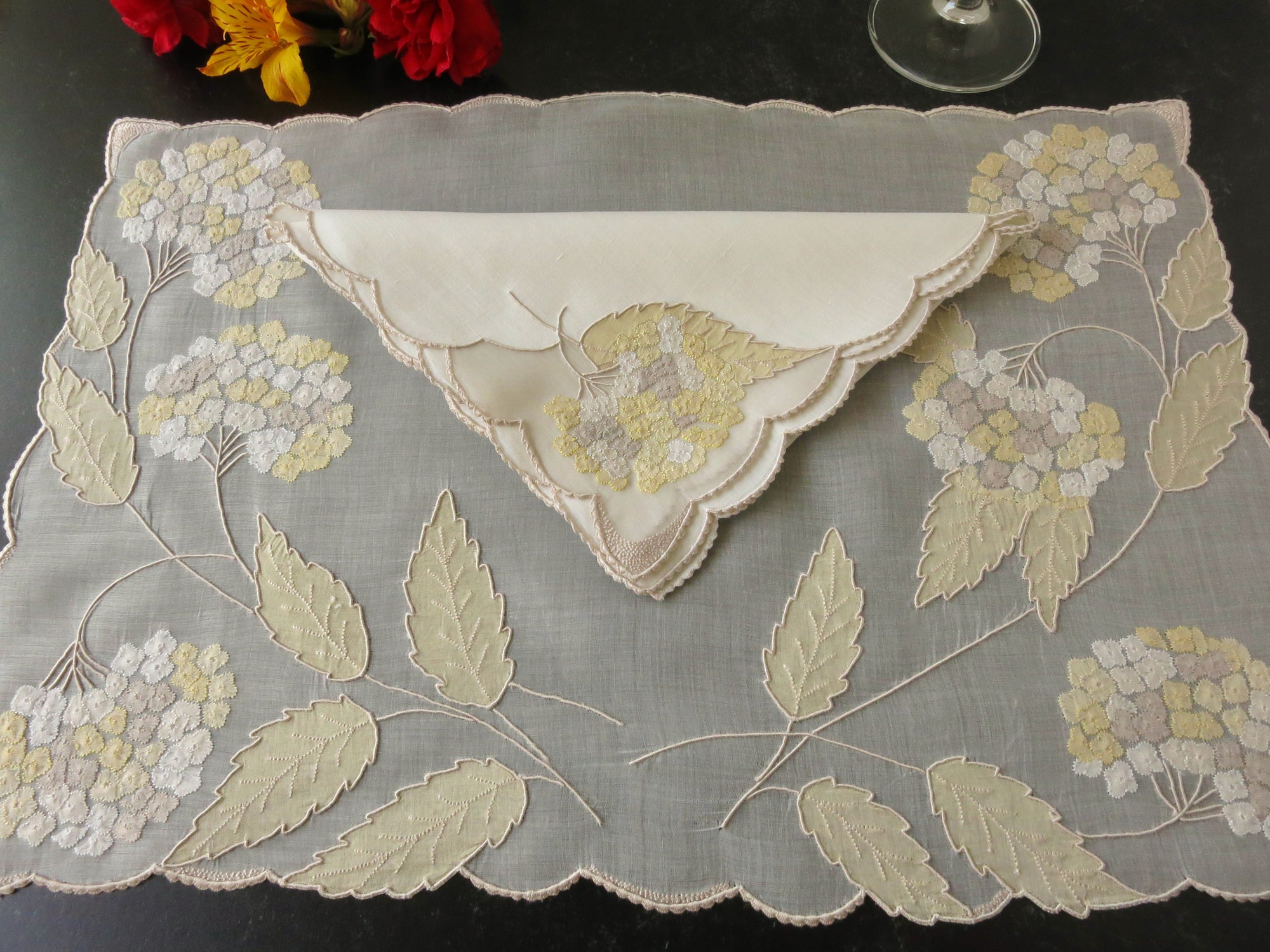 "Hydrangea" in Yellow Vintage Marghab 16pc Placemat Set for 8